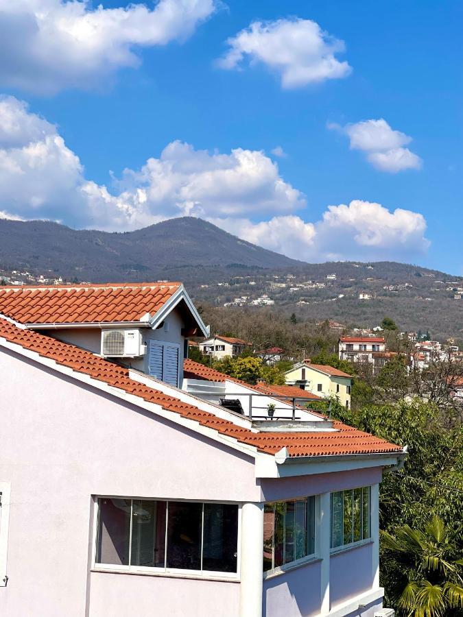 Apartment Lady Daniela Mit Meerblick In Lovran Exterior foto