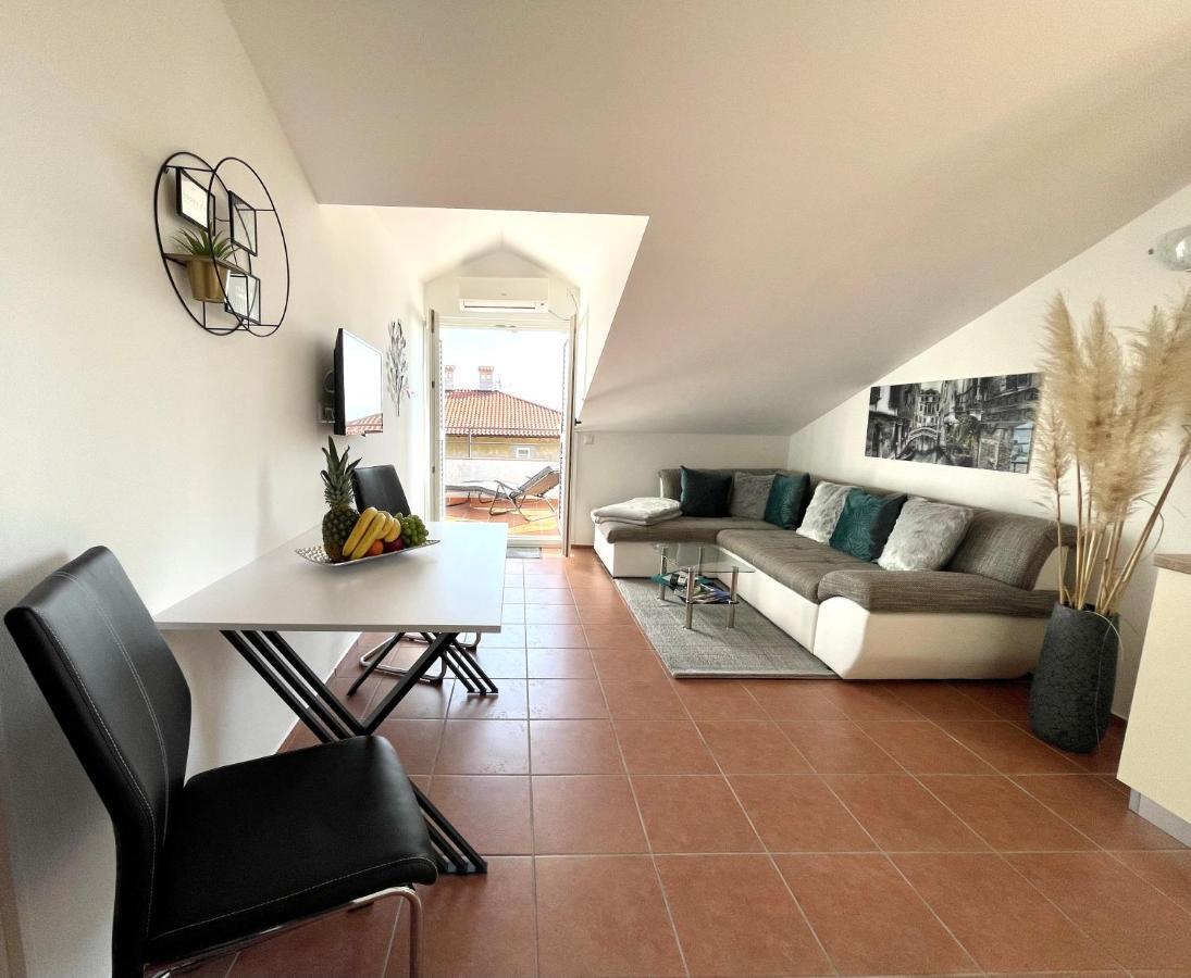 Apartment Lady Daniela Mit Meerblick In Lovran Exterior foto